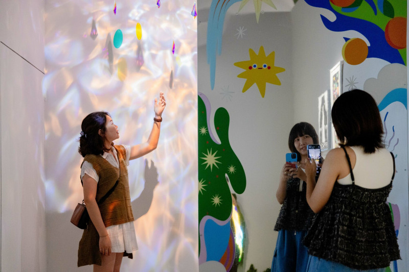 插畫家幽默之星發揮天馬行空的想像，森林變身為魔法場景。（高市文化局提供）