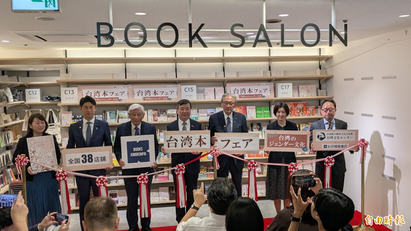駐日台灣文化中心與日本「紀伊國屋書店」，第4年合作推出的「台灣月書展」，新宿本店的展覽今天開幕。（記者林翠儀攝）