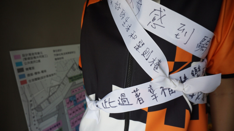 觀眾寫滿願望的布條，會綁在「助跑員」身上，位觀眾許願。（記者董柏廷攝）