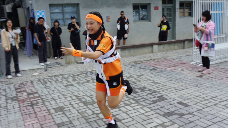 2025台灣設計展邀請阮劇團以行動劇《開張行動員》演員蔡均培，邀請到訪民眾在園區裡邊逛展邊「追夢」。（記者董柏廷攝）