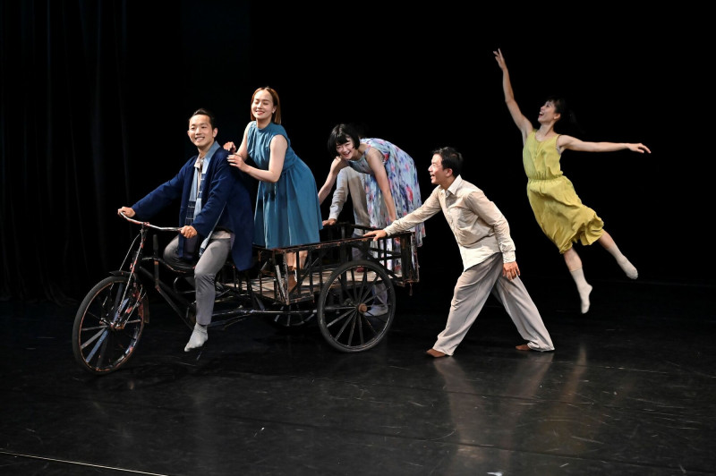 靈龍舞蹈團新作《犁阿卡的回望——在那溪流之上》，以人力三輪車為創作載體。（圖由靈龍舞蹈團提供）