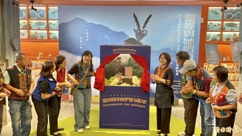 《靈媒與她們的產地》專書發表，由屏東縣長周春米（右4）等人揭幕。（記者羅欣貞攝）