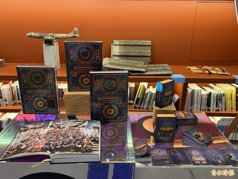 配合《靈媒與她們的產地》專書出版，也將「vuvu的祝福」製作成44張卡牌。（記者羅欣貞攝）