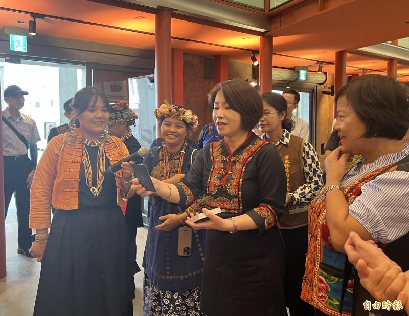 屏東縣長周春米抽取卡牌並聆聽解說。（記者羅欣貞攝）