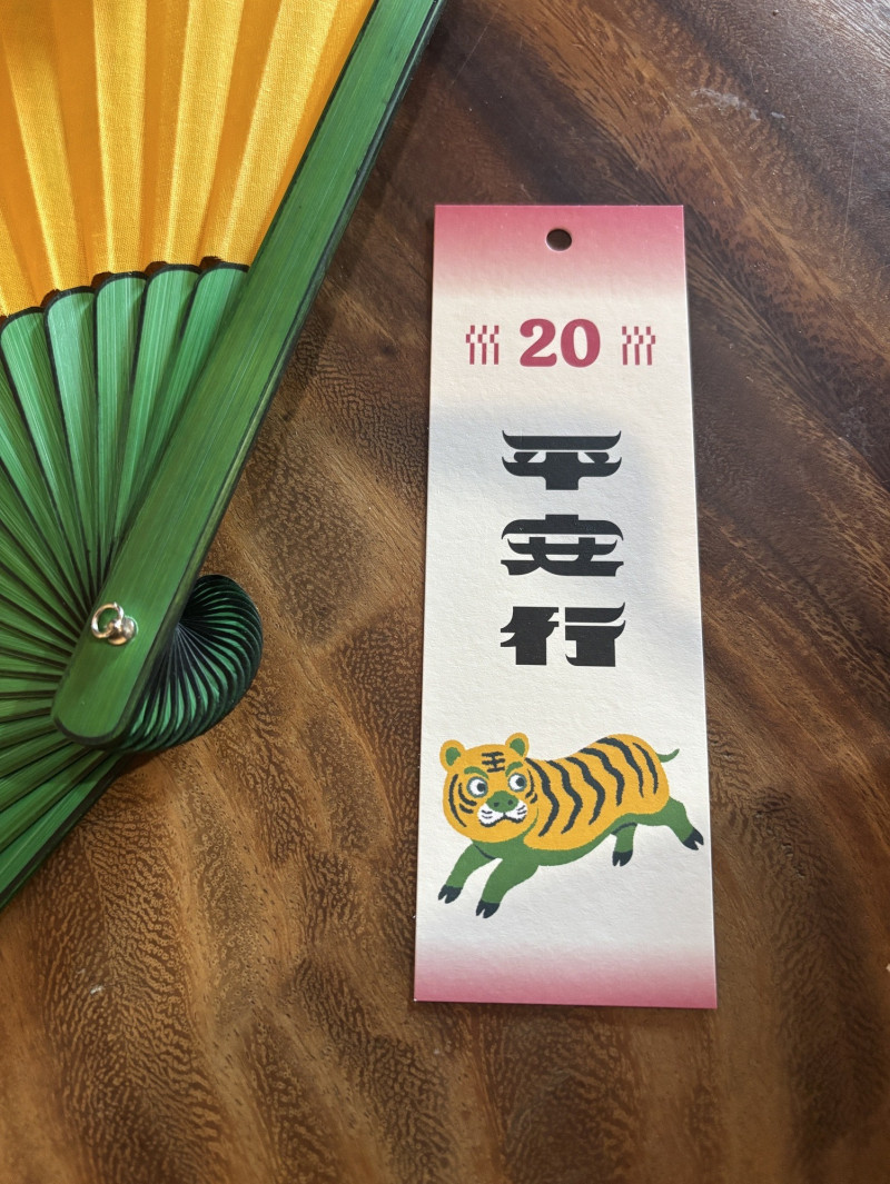 觀眾可於「平安行」展抽得繪有以民俗船同為設計的平安行籤符。（記者董柏廷攝）