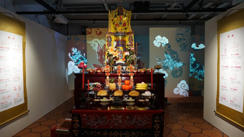 展場陳列彰化人拜天公的「頂桌」與「厦桌」等供品配置，並搭配由「農村武裝青年」製作的展演音樂，呈現民間祭儀背後的厚度與節奏。（記者董柏廷攝）