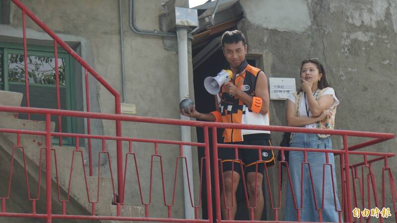 阮劇團將於台灣設計展期間，演員李冠億（左）在彰化中興莊眷村文創園區展開行動劇《開彰行動員》。（記者董柏廷攝影）