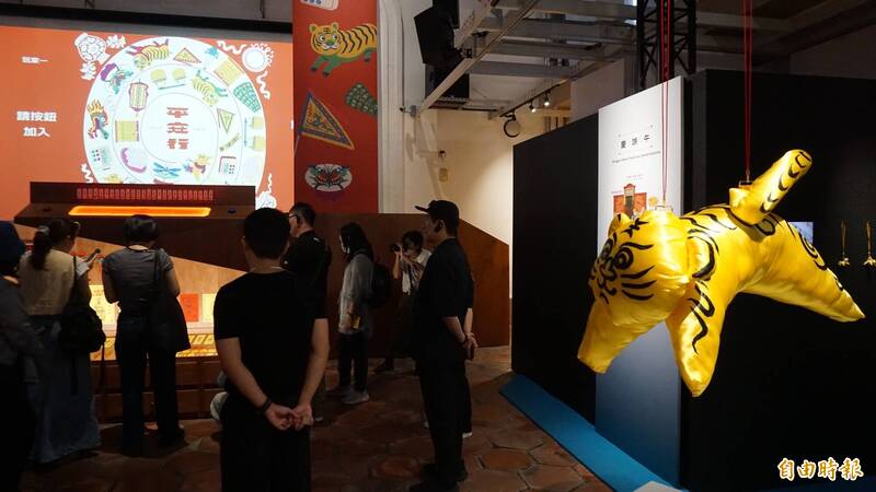 走入展場，巨型「虎仔香」散發艾草與菖蒲香氣。（記者董柏廷攝）