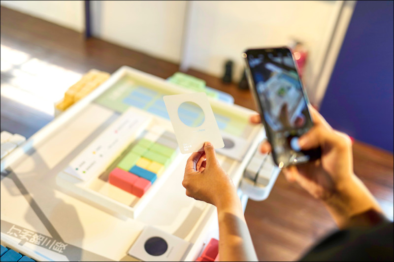 觀眾可透過「我的台北文學起點」小卡，拼貼出自己心目中的文學館。（台北市文化局提供）