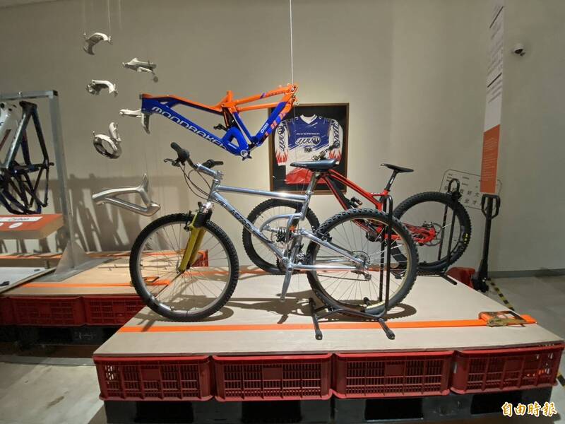 設計展中彰化美術館的「製造行」主題，一睹彰化製造產業發展史。（記者張聰秋攝）