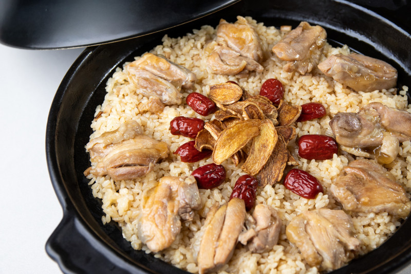 北投麗禧尾牙春酒專案端出獲《台灣米其林指南》推薦的「酒香麻油雞炊飯」。（北投麗禧溫泉酒店提供）