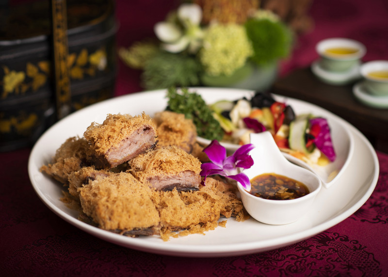 以去骨鴨肉包裹綿密大甲芋泥的手工菜「手作荔芋香酥鴨」。（北投麗禧溫泉酒店提供）