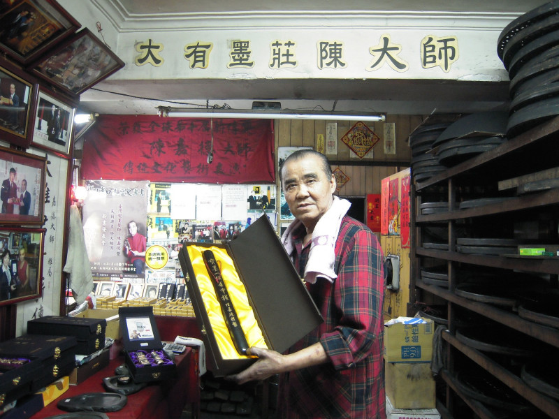 陳嘉德長年致力傳承與推廣「製墨」，為傳統工藝保存奠定深厚基礎。（文化部提供）