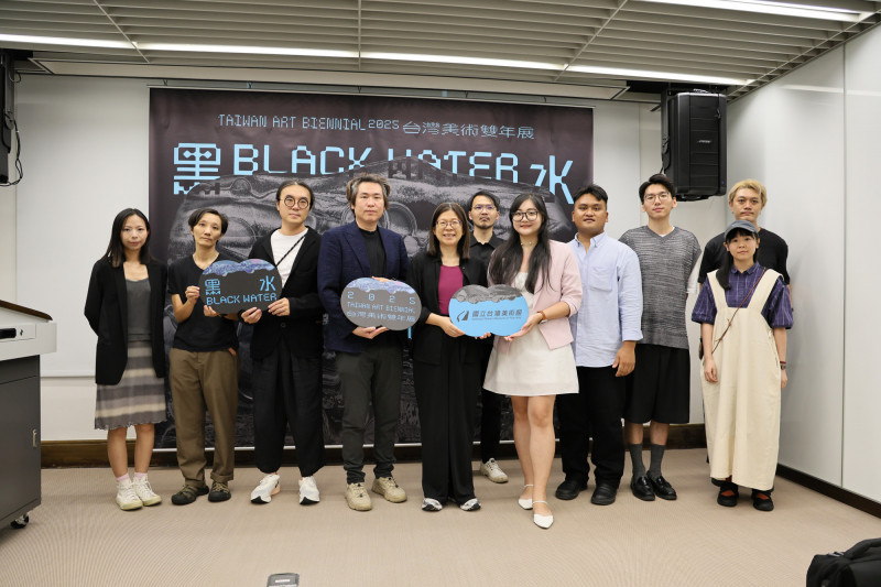 國美館長陳貺怡（左5）、策展人賴駿杰（左4）及參展藝術家等人合影。（國美館提供）