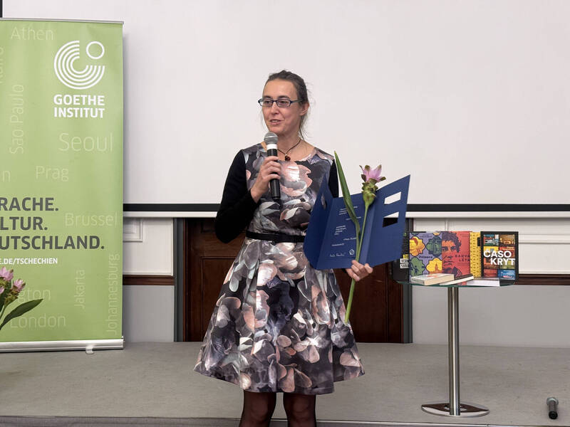 台灣作家童偉格的小說《西北雨》捷譯本譯者白蓮娜（Pavlina Kramska）獲捷克「約瑟夫榮曼翻譯獎」的「創意獎」。（劉郁葶攝，中央社提供）