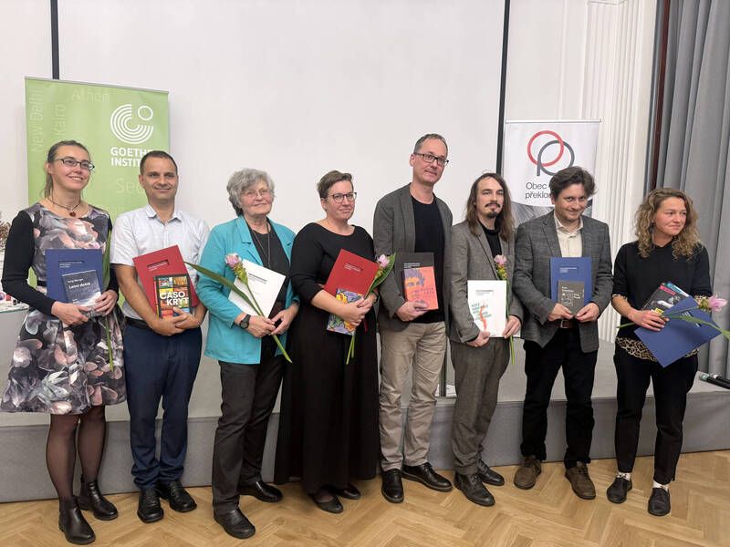 捷克翻譯家協會7日舉辦2024年「約瑟夫榮曼翻譯獎」頒獎典禮，評審團從近90本書譯作、涵蓋24種語言的翻譯作品中，最終選出8本優秀譯作得獎。（劉郁葶攝，中央社提供）