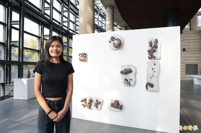 新北市鶯歌陶瓷博物館即日起至11月2日展出「描摹字句的敘情者——陳庭怡新秀創作個展」。（記者翁聿煌攝）