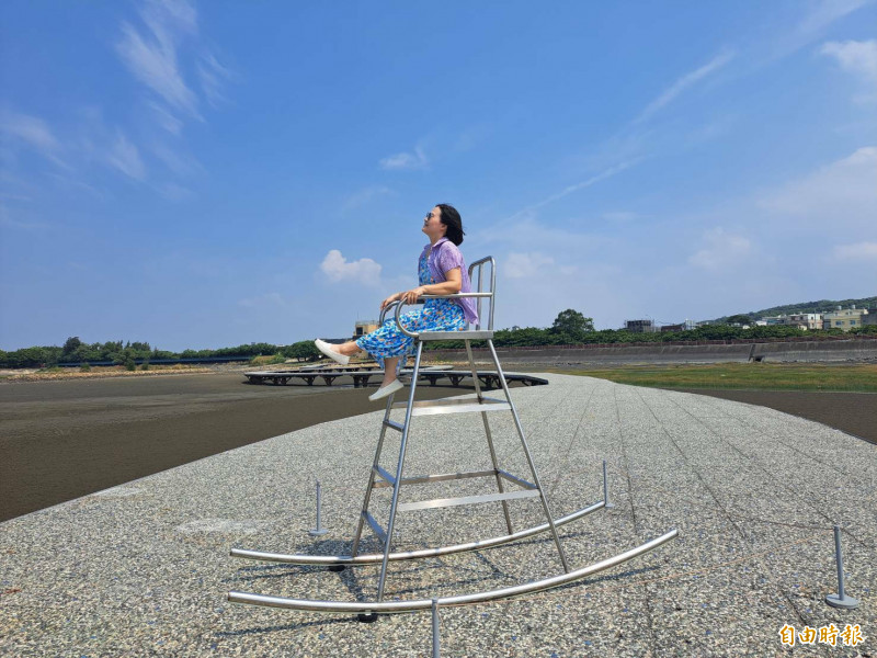 新竹市香山濕地藝術季正舉行，但未串連山海特色，市議員林盈徹：香山美景值得一來再來。圖為賞蟹步道的裁判椅作品，可讓觀者登上去感受海的味道與風的氣息。（記者洪美秀攝）