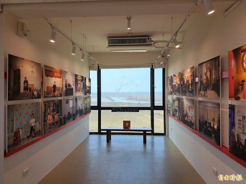 新竹市香山濕地藝術季正舉行，但未串連山海特色，市議員林盈徹：香山美景值得一來再來。圖為法國攝影家的作品，邀觀者寫下對香山及濕地想說的話。（記者洪美秀攝）