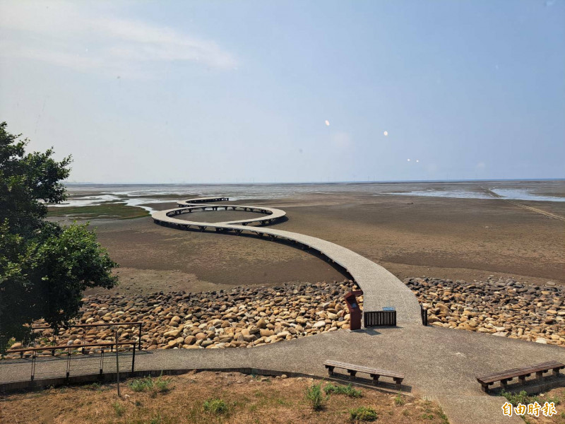 新竹市香山濕地藝術季正舉行，但未串連山海特色，市議員林盈徹：香山美景值得一來再來。（記者洪美秀攝）