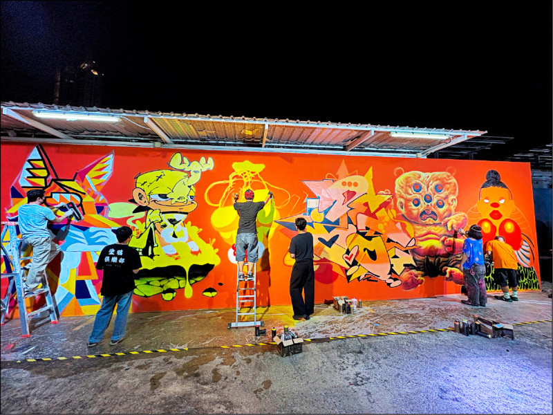 藝術家於曼谷塗鴉俱樂部展覽開幕時現場即興創作。
（駐泰國代表處文化組提供）