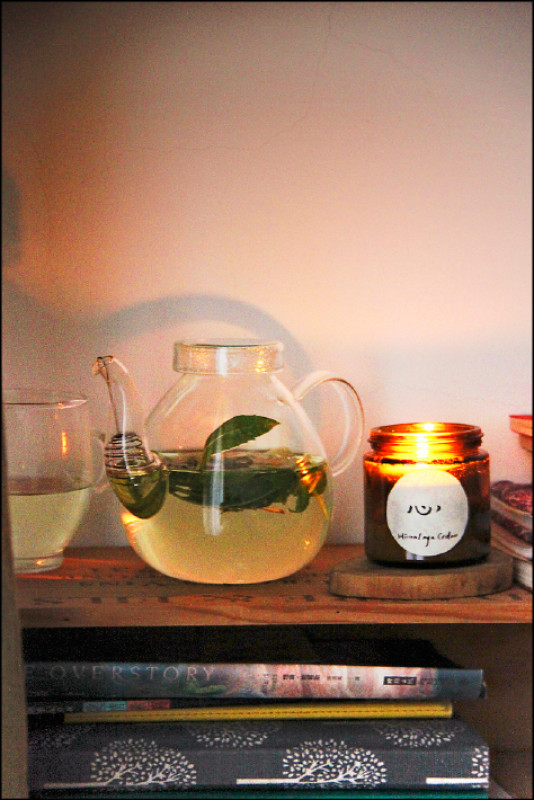 用玻璃壺泡花草茶，能欣賞著茶湯與花草的色澤。