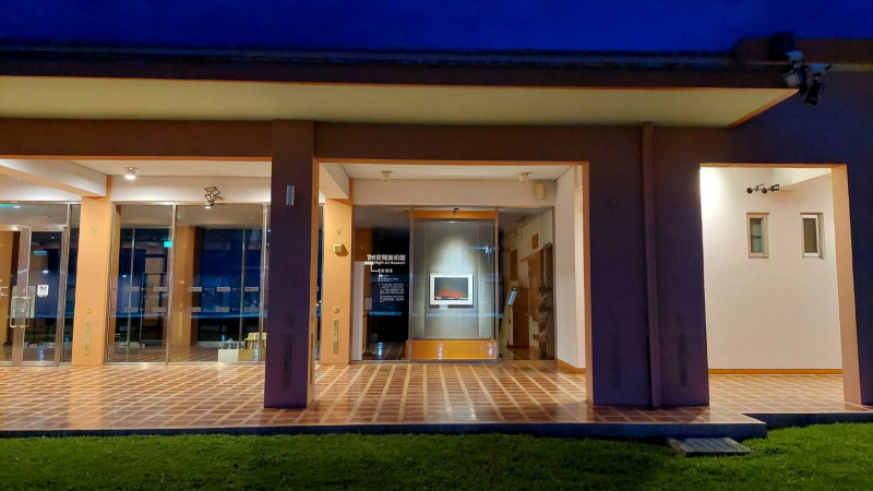 縣府的夜間美術館呈現完全不同的美感。（縣府提供）