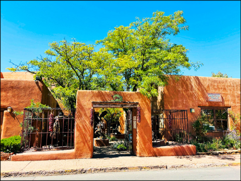 土坯屋的外觀特徵以泥土色為主，屋頂平坦，此建築風格在聖塔菲受到嚴格保護。