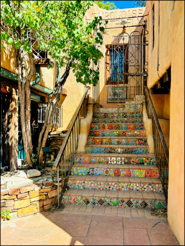 土坯屋源自普韋布洛原住民住宅，歐洲殖民後融入了西班牙的浪漫色彩。