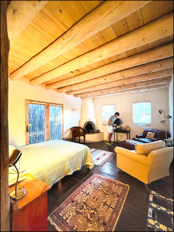 土坯屋內，天花板多採用裸露的圓柱木梁，以及輪廓圓潤的角落壁爐。