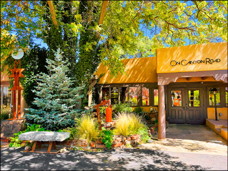 峽谷路為聖塔菲最重要的藝術心臟地帶，匯聚超過百家藝廊，街道上的土坯屋建築與藝術展品相得益彰。