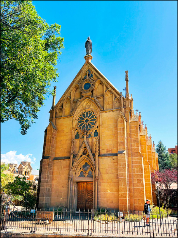 拉瑞多教堂為聖塔菲歷史區內重要的地標，外觀為典型的哥德式建築。