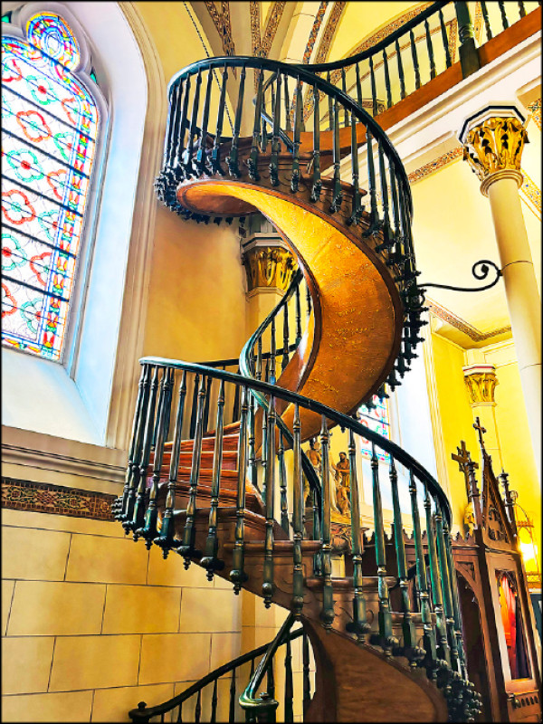 教堂內的螺旋梯結構精巧，誕生的由來與製造過程有著濃厚的神祕色彩。