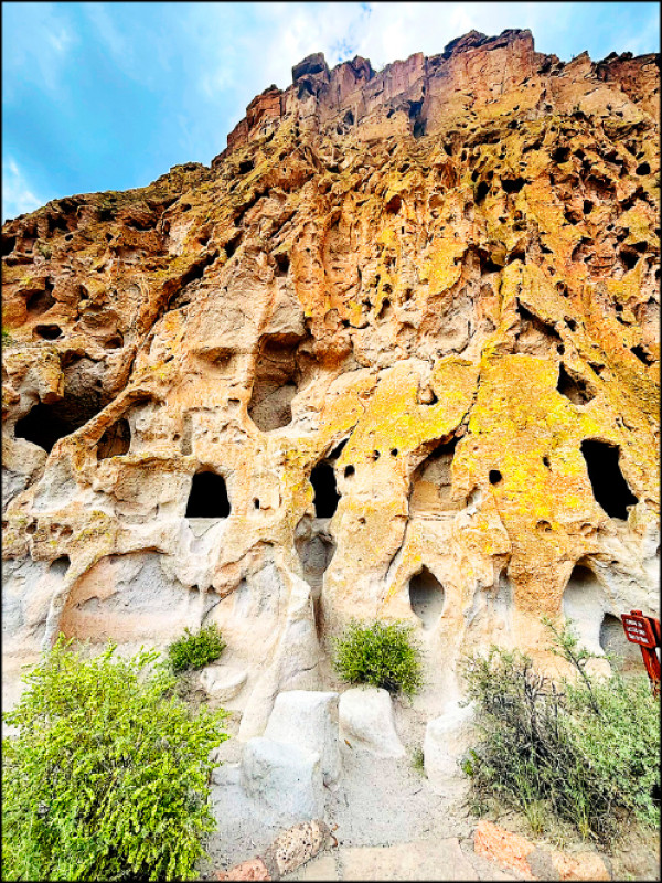 班德利爾紀念區的「岩壁住宅」和「洞穴房屋」，為古普韋布洛原住民的聚落遺跡。