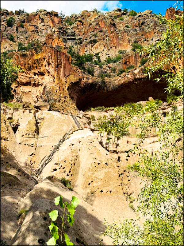 岩壁住宅展現非凡的建築技藝，遊客可以攀爬梯子進入部分洞穴，體驗古原住民的生活空間。
