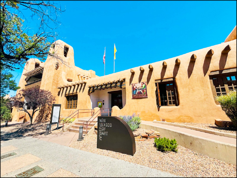 聖塔菲為美國第2古老的城市，境內擁有許多特殊的土坯屋建築。