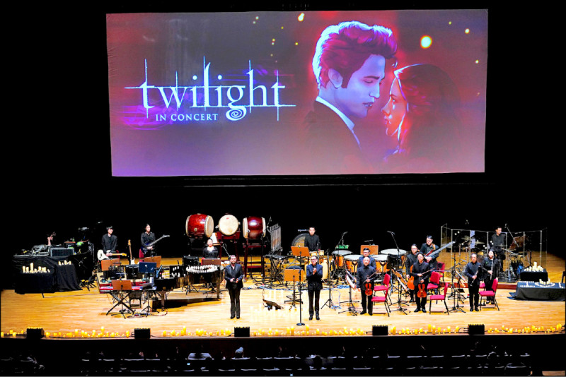 播放電影全片的大銀幕前同步由樂團現場演奏電影配樂。（MNA提供）