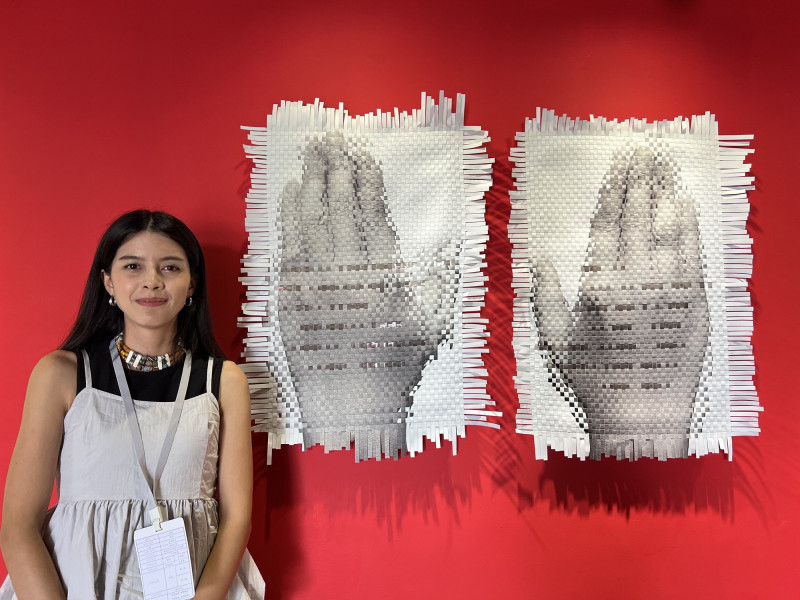 屏東排灣族藝術家陳亮以「一席系列：kipakim 」，拿下第二類屏東獎首獎。（記者羅欣貞攝）