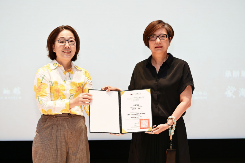 人權電影獎社會組首獎《五花肉》導演隋淑芬（右1）與文化部政次王時思（左1）合影。 （文化部提供）