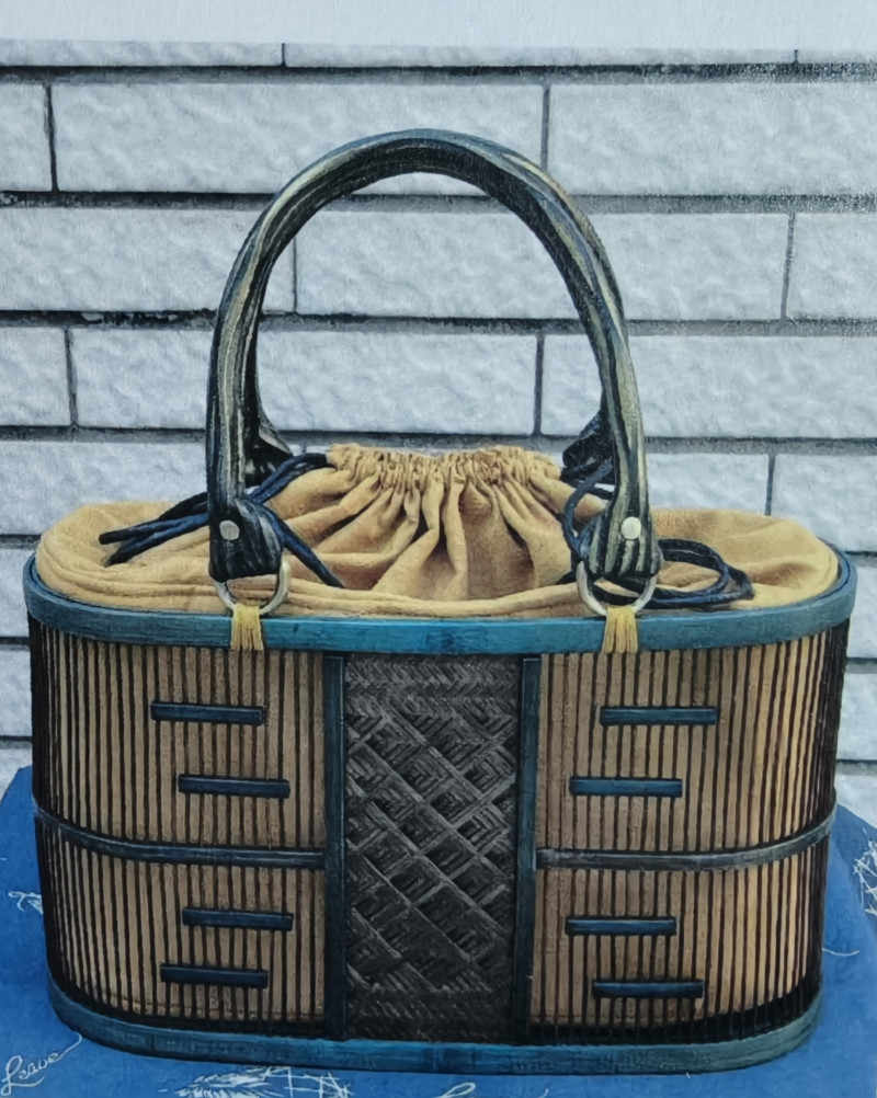 2025年南投縣竹藝產品開發競賽優選作品「千金（筋）包」，古典美中兼具歲月感。（南投縣文化局提供）