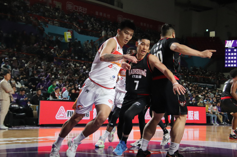 8月底甫退休的前NBA台裔球星林書豪（中）2年前曾隨高雄鋼鐵人隊，首度造訪新竹縣，挑戰街口攻城獅隊，也是關於新竹縣的老照片故事。（資料照，記者黃美珠攝）
