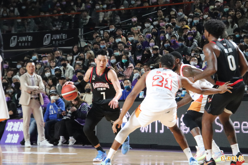 前NBA台裔球星林書豪（左2）2年前曾在新竹縣留下印記。（記者黃美珠攝）