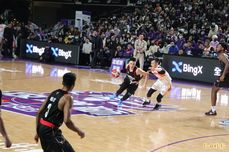 甫退休的前NBA台裔球星林書豪（中）2年前曾在新竹縣留下印記，也符合縣府文化局徵集的老照片。（記者黃美珠攝）