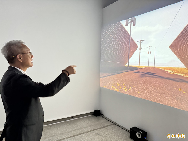 2025宜蘭美術獎由《第七族》奪下宜蘭獎，代理縣長林茂盛觀賞這項多媒體影像藝術。（記者江志雄攝）