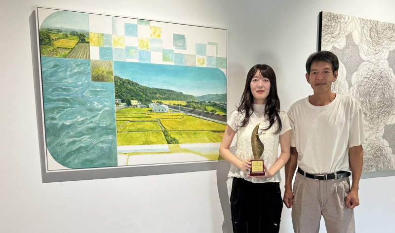 以宜蘭元素創作發想的宜蘭意象獎，由李沛岑（右2）的油彩畫《蘭陽記憶拼圖》獲選。（記者江志雄攝）