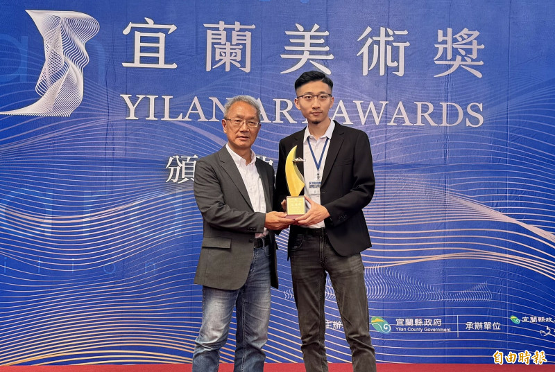 張凱亘在英國求學，弟弟胡如來（右）代為領獎，從代理縣長林茂盛手中接過獎項。（記者江志雄攝）