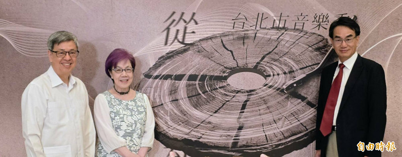 前副總統陳建仁、李登輝女兒李安妮、數發部長林宜敬，於音樂會中場休息時間受訪，談到以最新的AI技術，擬真李前總統的嗓音，除了別具特色，也很有意義。（記者凌美雪攝）