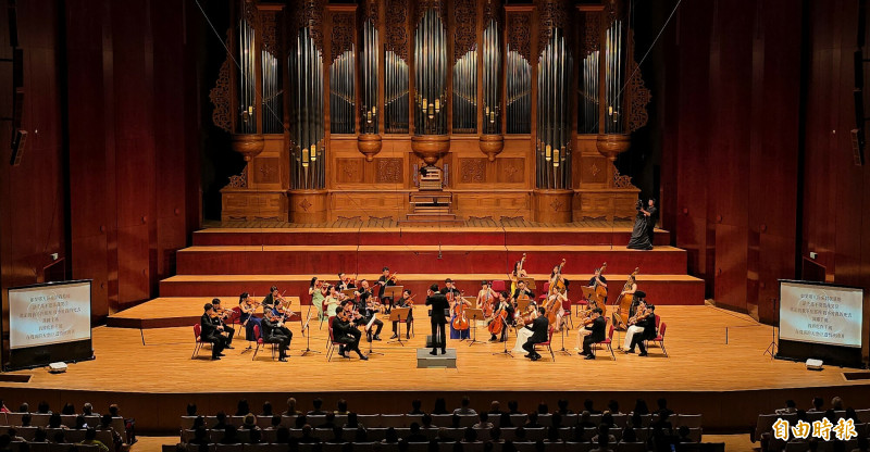 最後安可曲時，數位李登輝獻聲與灣聲樂團合作〈千風之歌〉，舞台兩側螢幕顯示出歌詞，彷彿李前總統親自獻唱，讓很多人都很懷念也很感動。（記者凌美雪攝）