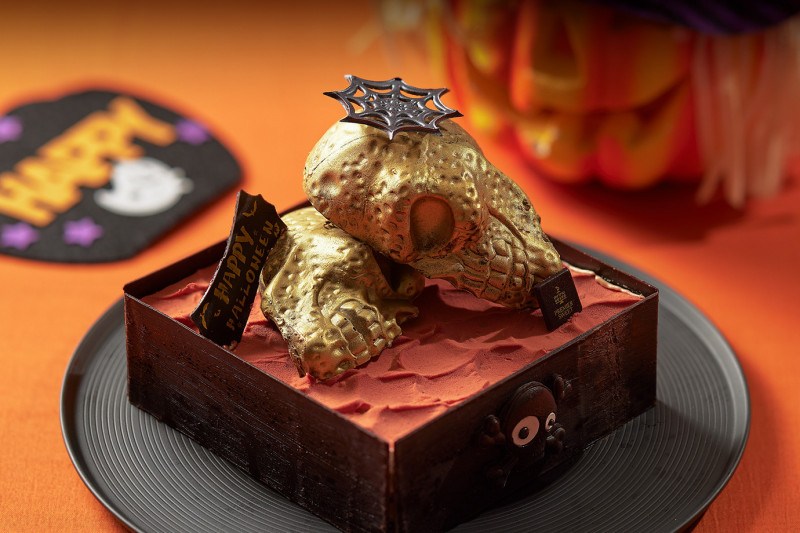 「南瓜堅果歐培拉」加上骷顱造型巧克力，為經典Opera蛋糕注入萬聖節慶靈魂。（JR東日本大飯店台北提供）