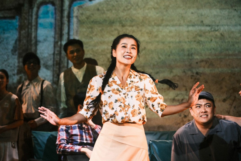 藝人小嫻主演原創音樂劇《唱吧！唱吧！》。（屏東縣政府提供）